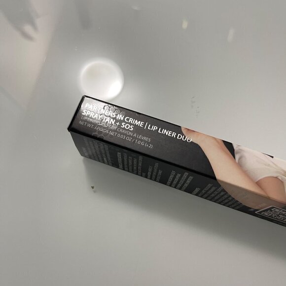 Qveen Partners In Crime Lip Liner Duo SOS & Spray Tan Cherry Red & Taupe - Picture 6 of 7